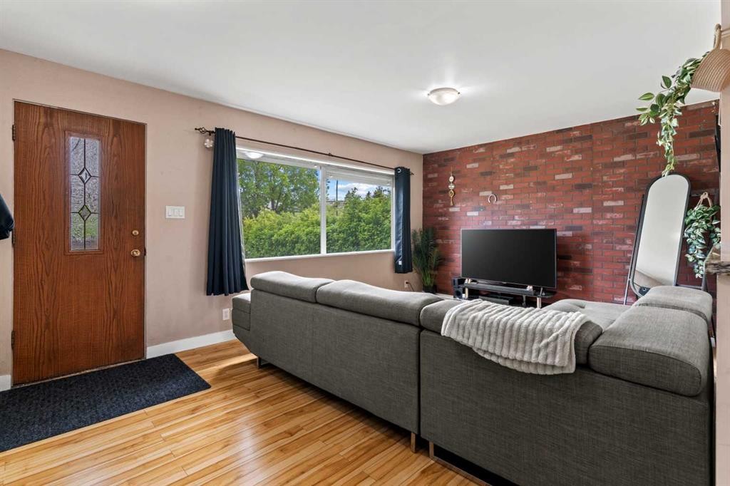 616 34 Avenue Ne, Calgary, AB - Indoor Photo Showing Living Room