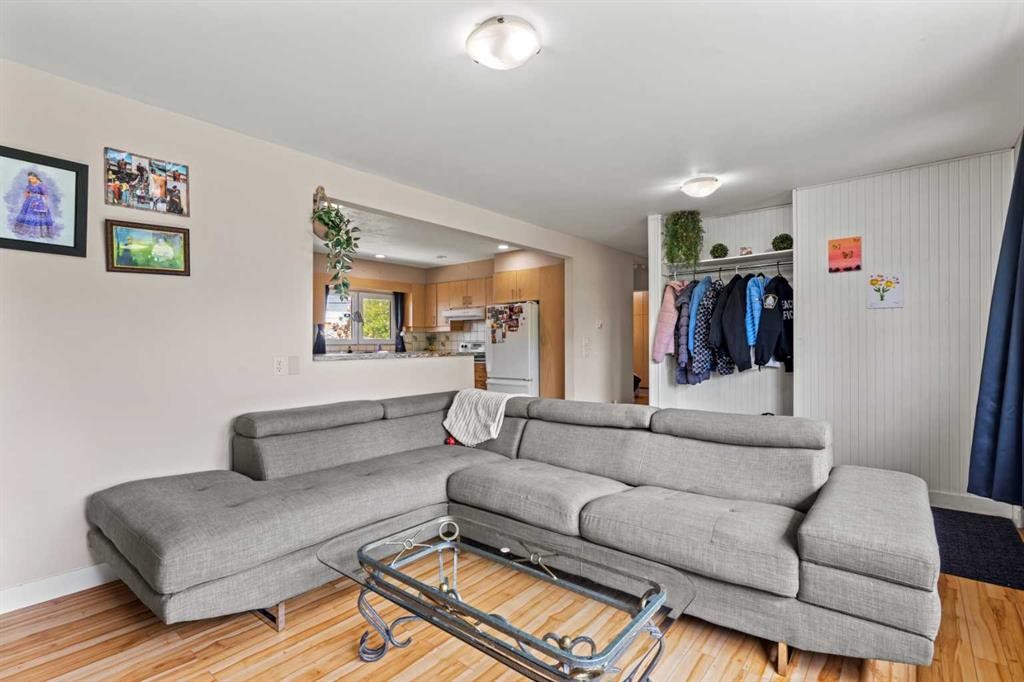 616 34 Avenue Ne, Calgary, AB - Indoor Photo Showing Living Room