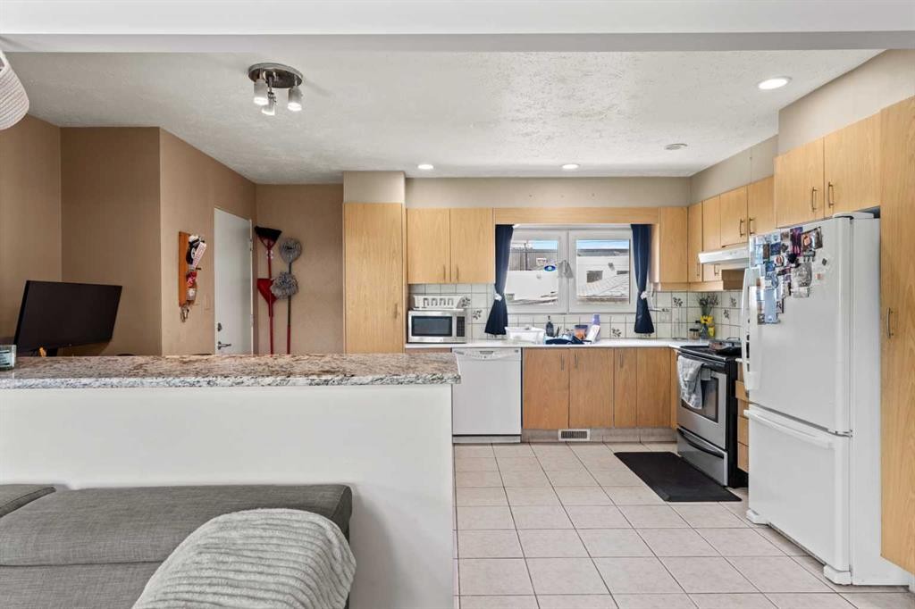 616 34 Avenue Ne, Calgary, AB - Indoor Photo Showing Kitchen