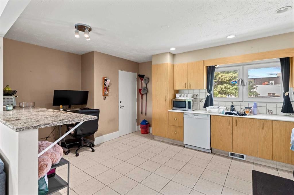 616 34 Avenue Ne, Calgary, AB - Indoor Photo Showing Kitchen