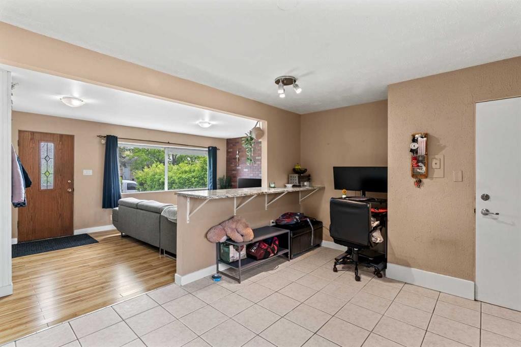 616 34 Avenue Ne, Calgary, AB - Indoor