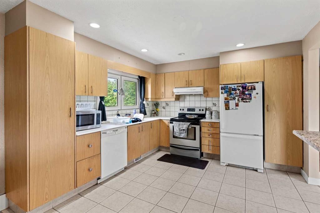 616 34 Avenue Ne, Calgary, AB - Indoor Photo Showing Kitchen