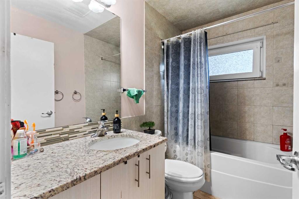 616 34 Avenue Ne, Calgary, AB - Indoor Photo Showing Bathroom