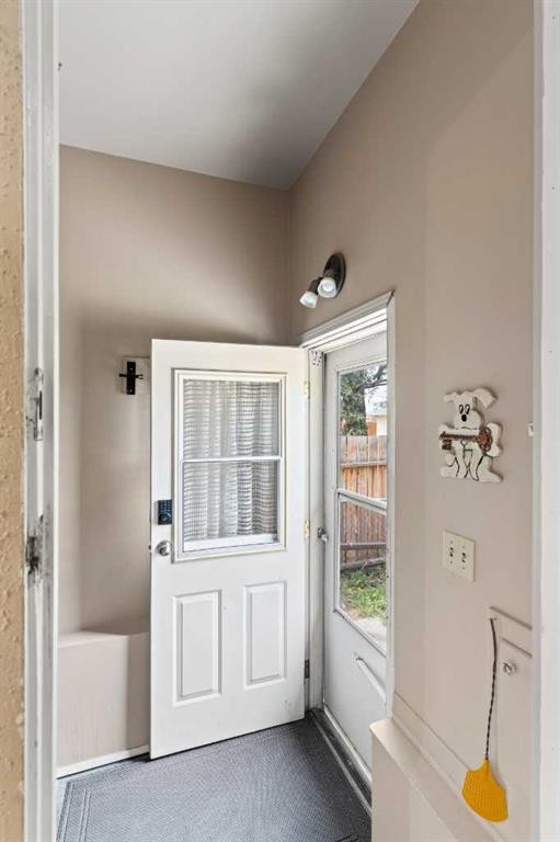 616 34 Avenue Ne, Calgary, AB - Indoor Photo Showing Other Room