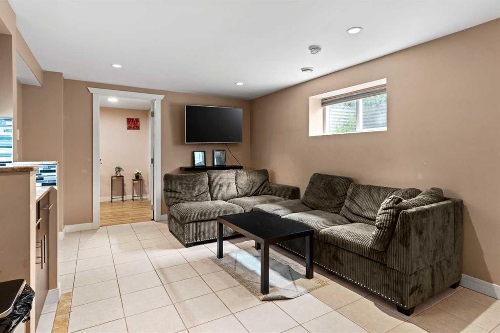 616 34 Avenue Ne, Calgary, AB - Indoor Photo Showing Other Room
