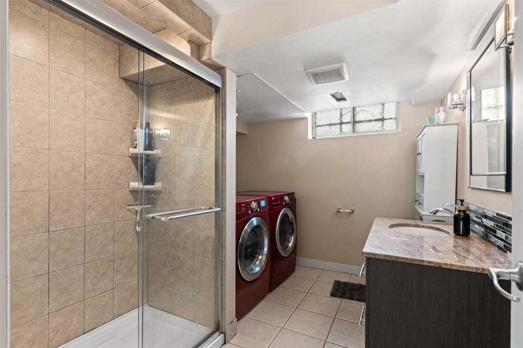 616 34 Avenue Ne, Calgary, AB - Indoor Photo Showing Laundry Room