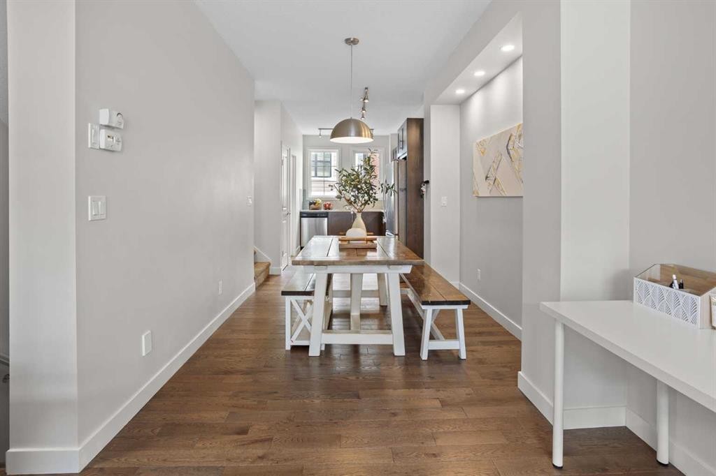 8 Sherwood Row Nw, Calgary, AB - Indoor