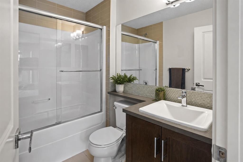 8 Sherwood Row Nw, Calgary, AB - Indoor Photo Showing Bathroom