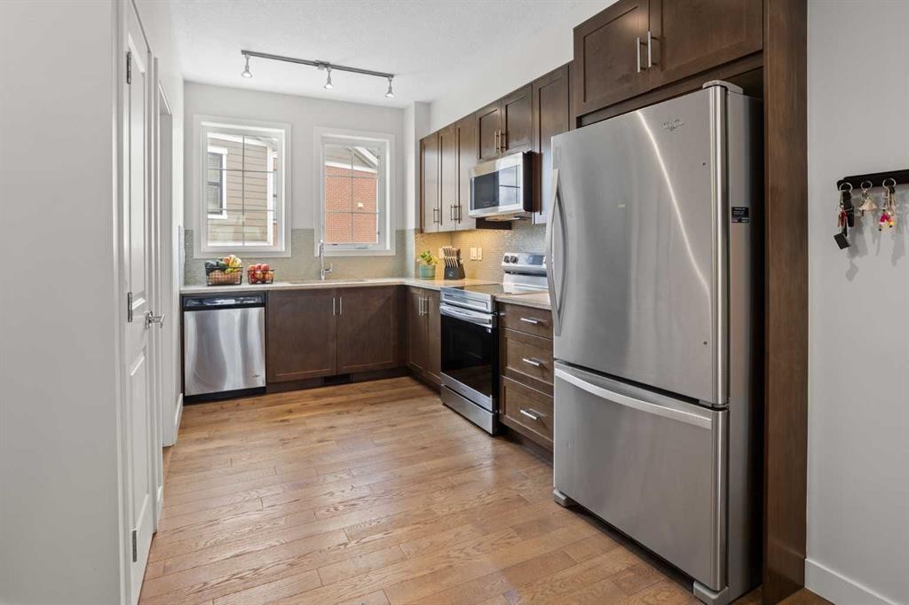 8 Sherwood Row Nw, Calgary, AB - Indoor Photo Showing Kitchen