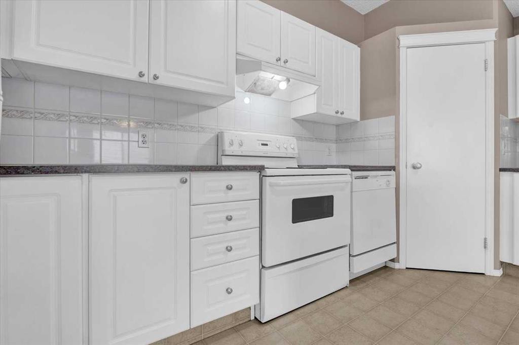 231 Tuscany Drive Nw, Calgary, AB - Indoor Photo Showing Kitchen