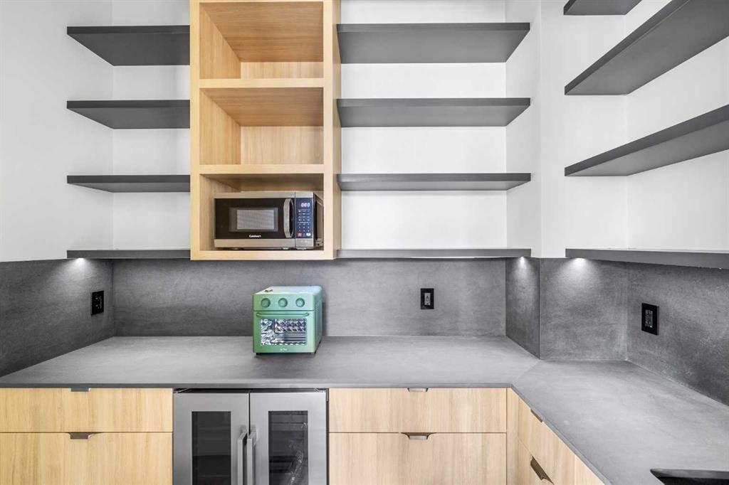 3B Willow Crescent Sw, Calgary, AB - Indoor Photo Showing Kitchen
