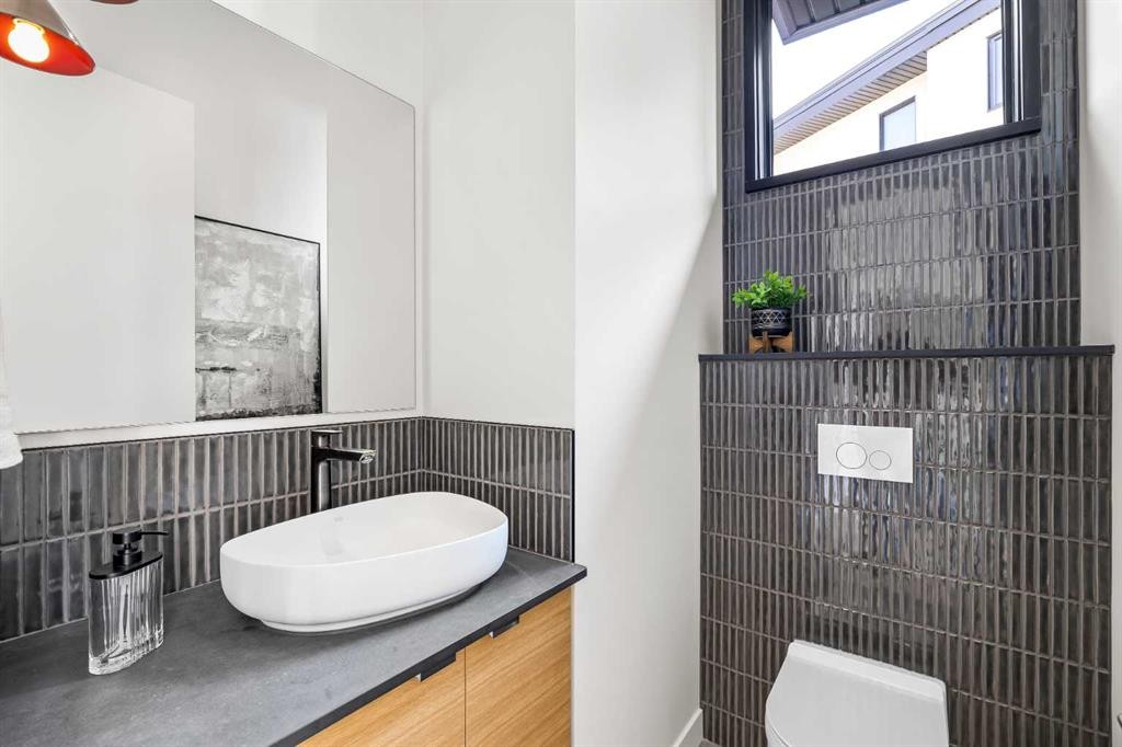 3B Willow Crescent Sw, Calgary, AB - Indoor Photo Showing Bathroom