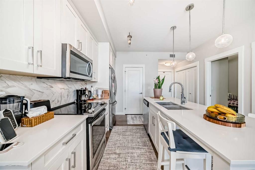 415-300 Auburn Meadows Common Se, Calgary, AB - Indoor Photo Showing Kitchen With Double Sink With Upgraded Kitchen