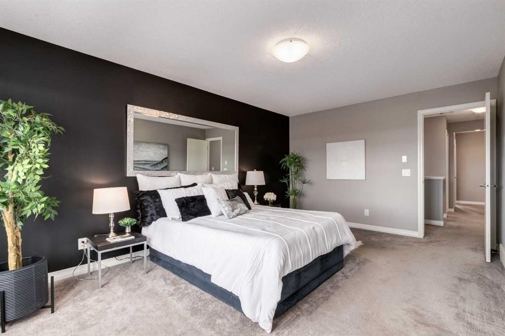 33 Evansglen Drive Nw, Calgary, AB - Indoor Photo Showing Bedroom