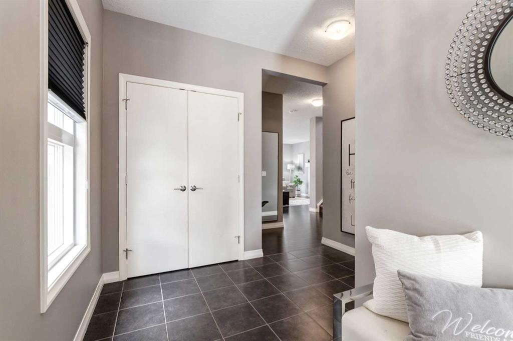 33 Evansglen Drive Nw, Calgary, AB - Indoor Photo Showing Other Room