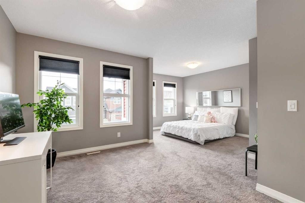 33 Evansglen Drive Nw, Calgary, AB - Indoor Photo Showing Bedroom
