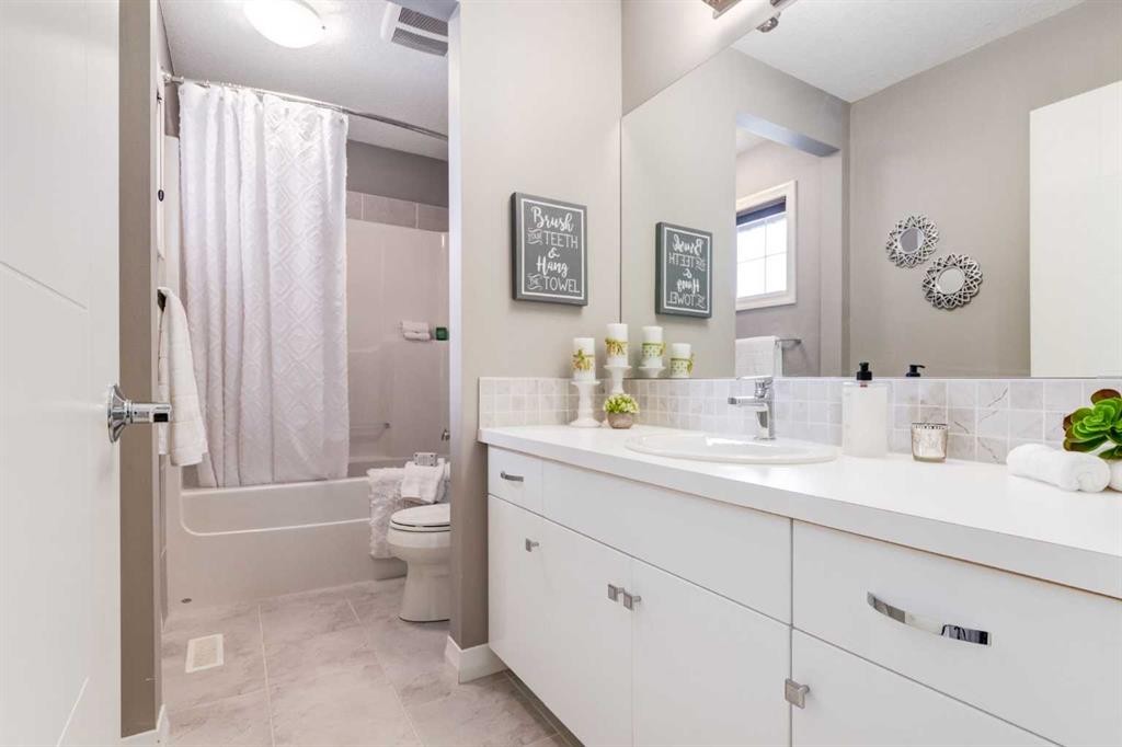 33 Evansglen Drive Nw, Calgary, AB - Indoor Photo Showing Bathroom