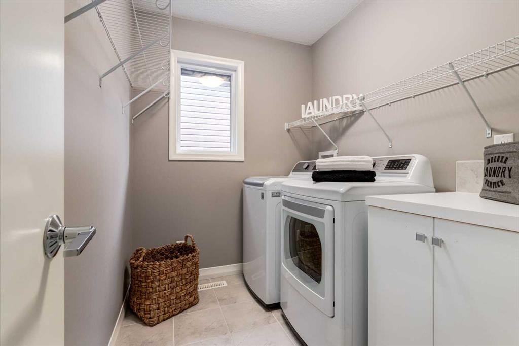 33 Evansglen Drive Nw, Calgary, AB - Indoor Photo Showing Laundry Room