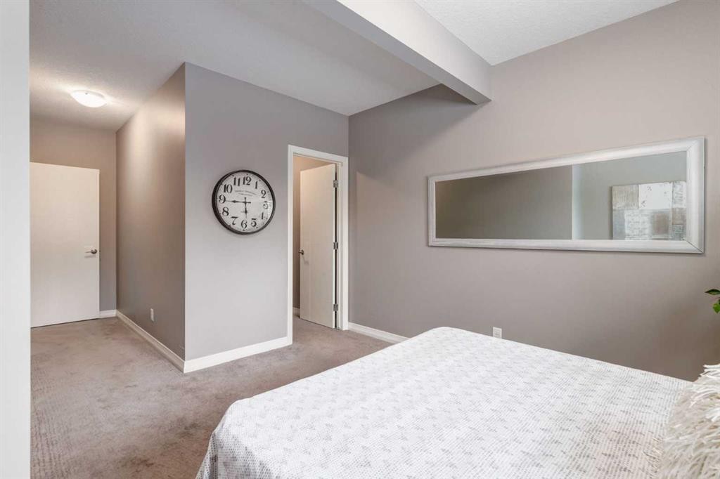 33 Evansglen Drive Nw, Calgary, AB - Indoor Photo Showing Bedroom