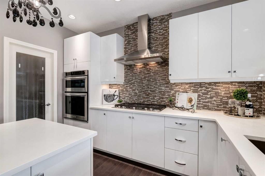 33 Evansglen Drive Nw, Calgary, AB - Indoor Photo Showing Kitchen With Upgraded Kitchen