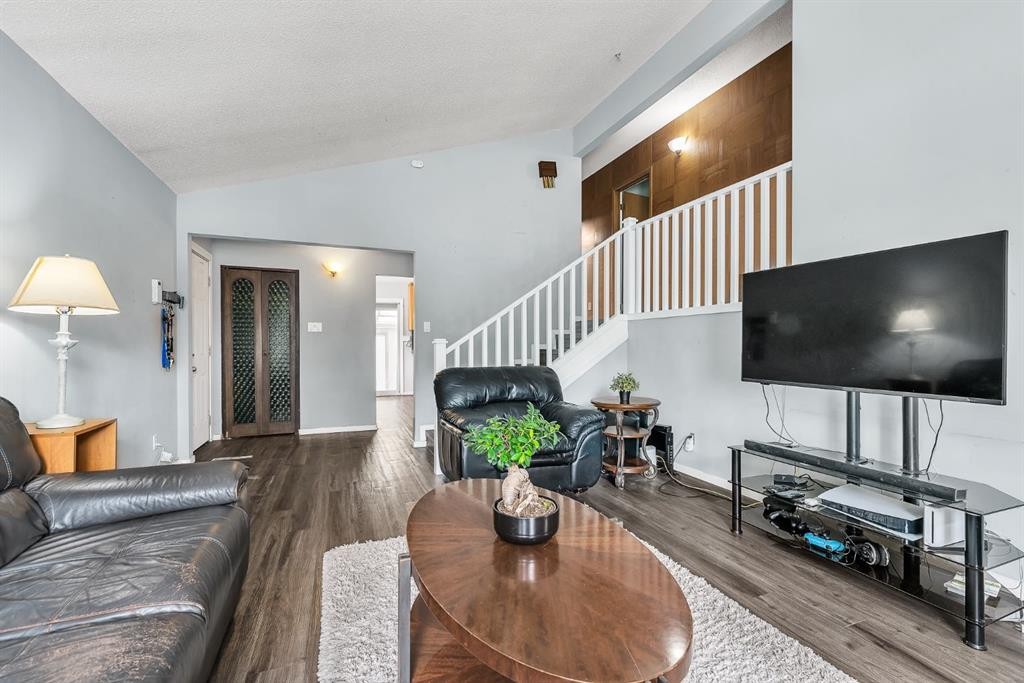 3156 Blakiston Drive Nw, Calgary, AB - Indoor Photo Showing Living Room