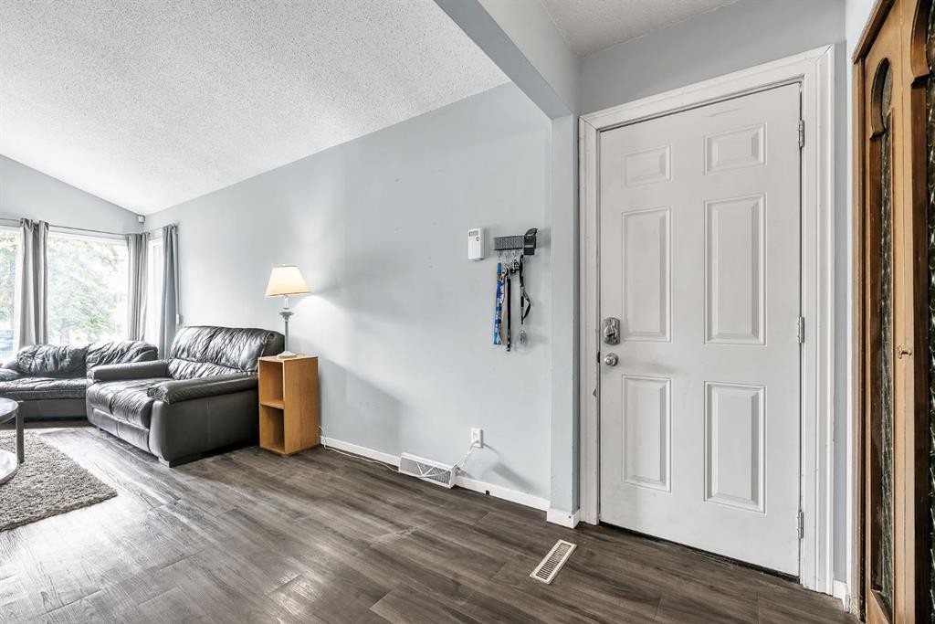 3156 Blakiston Drive Nw, Calgary, AB - Indoor Photo Showing Living Room