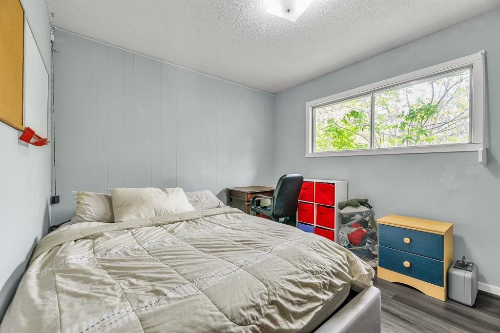 3156 Blakiston Drive Nw, Calgary, AB - Indoor Photo Showing Bedroom