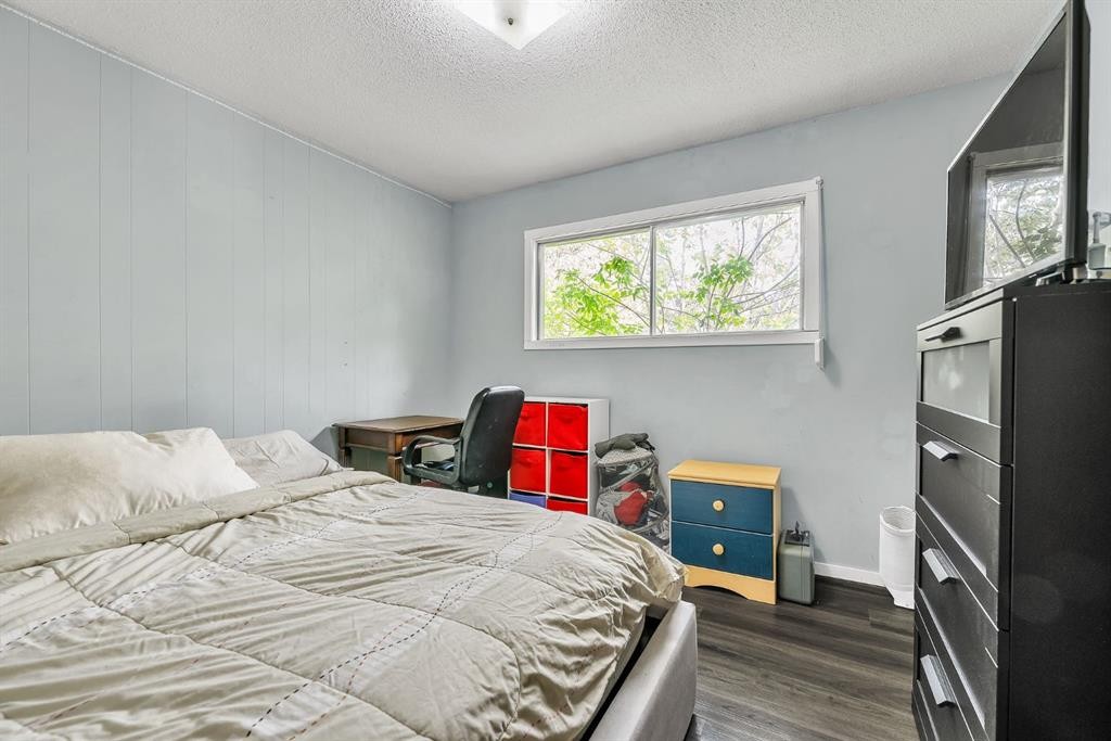 3156 Blakiston Drive Nw, Calgary, AB - Indoor Photo Showing Bedroom