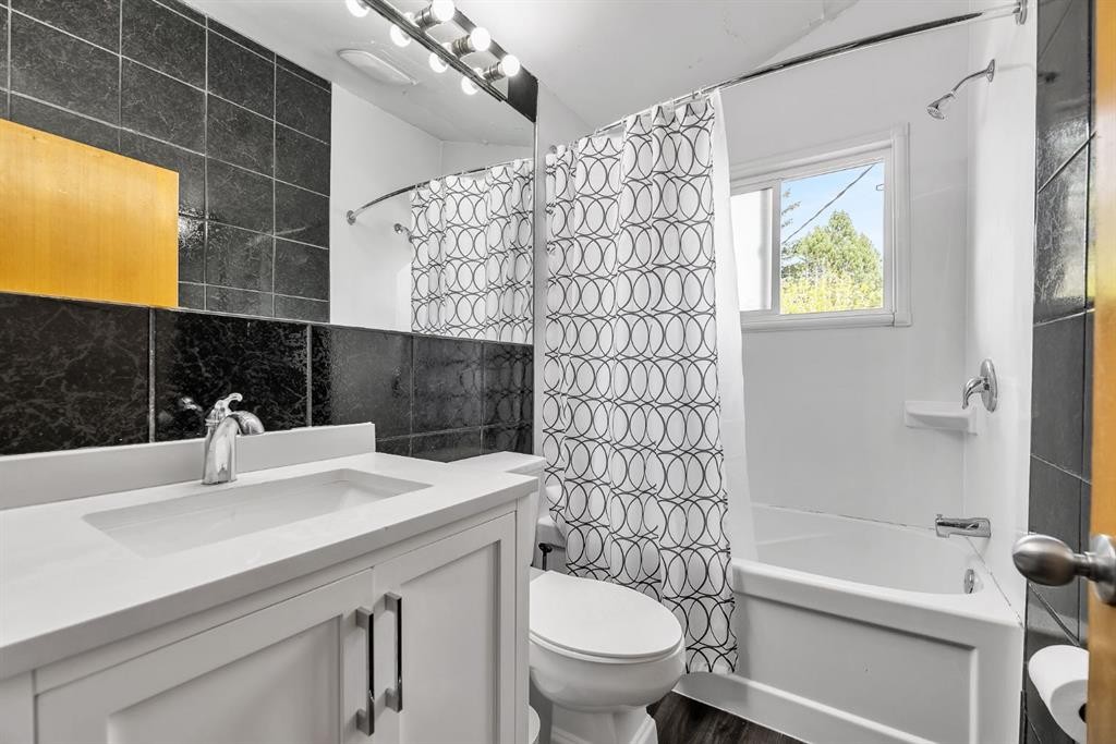 3156 Blakiston Drive Nw, Calgary, AB - Indoor Photo Showing Bathroom