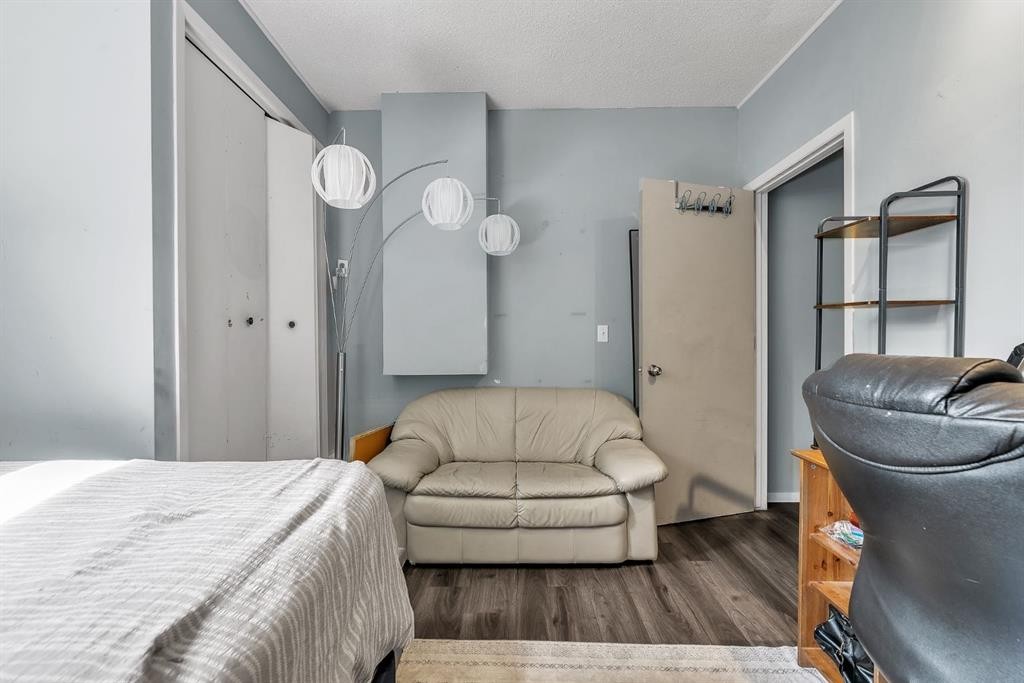 3156 Blakiston Drive Nw, Calgary, AB - Indoor Photo Showing Bedroom