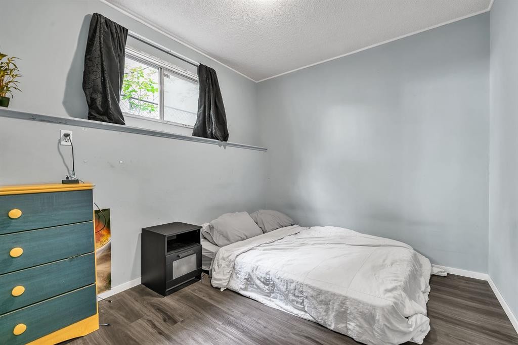 3156 Blakiston Drive Nw, Calgary, AB - Indoor Photo Showing Bedroom
