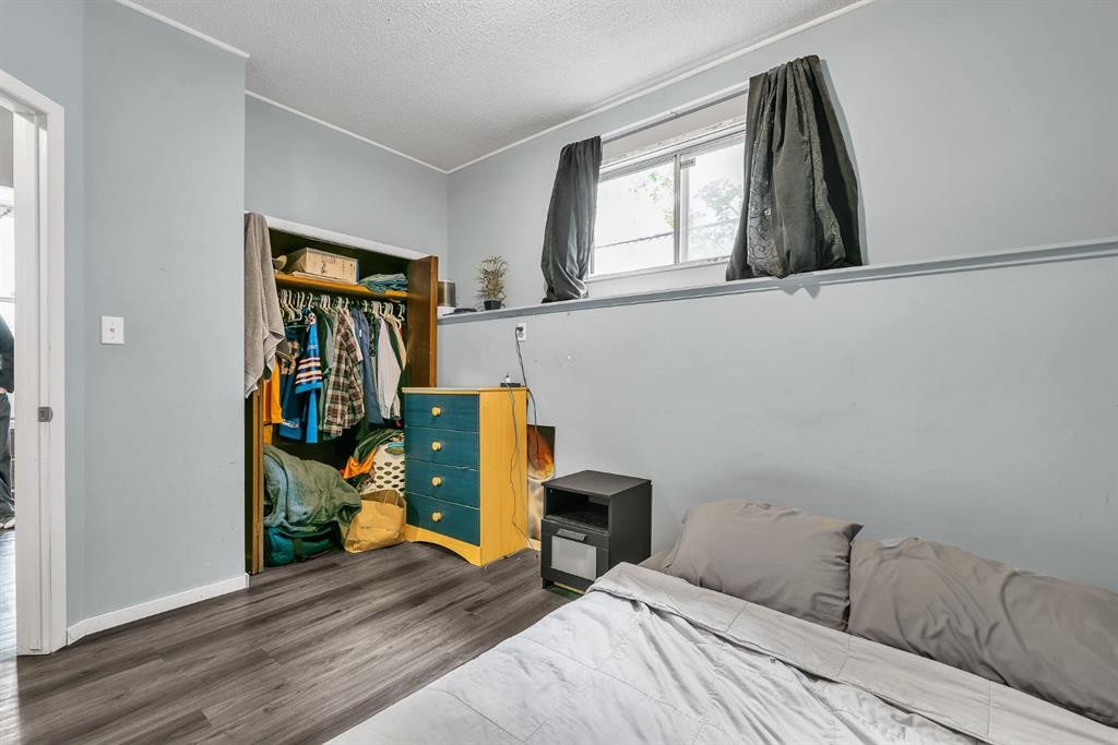 3156 Blakiston Drive Nw, Calgary, AB - Indoor Photo Showing Bedroom