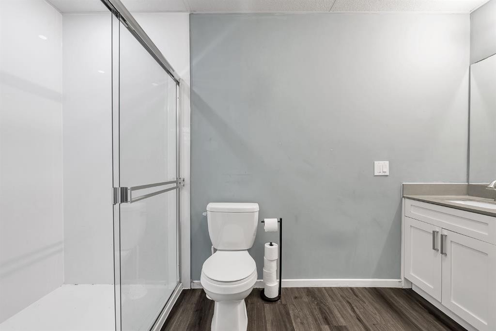 3156 Blakiston Drive Nw, Calgary, AB - Indoor Photo Showing Bathroom