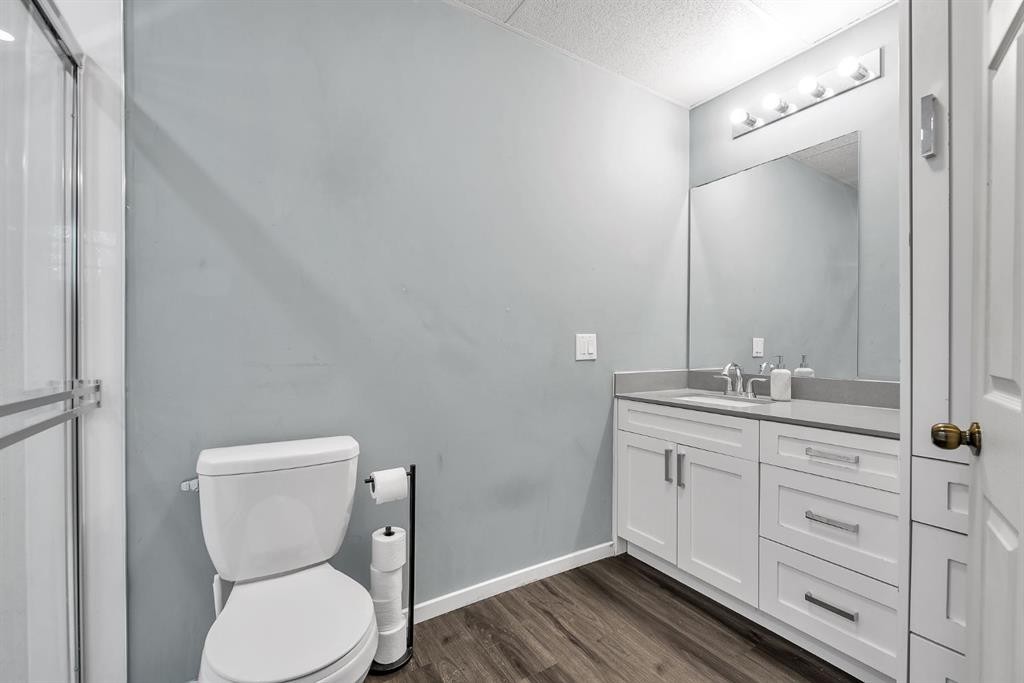 3156 Blakiston Drive Nw, Calgary, AB - Indoor Photo Showing Bathroom