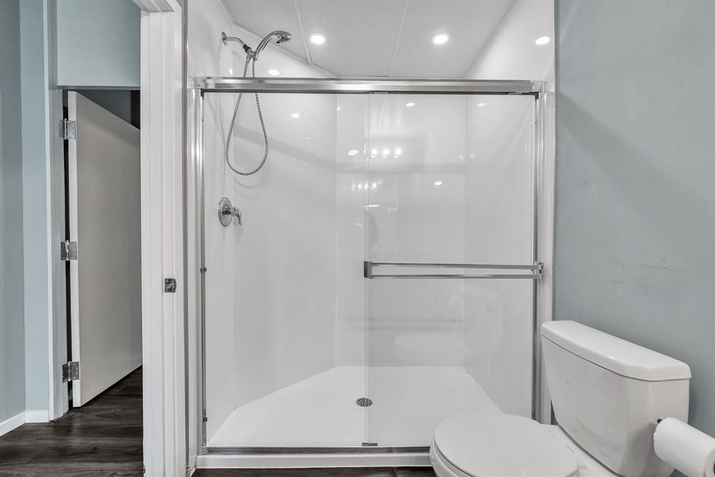 3156 Blakiston Drive Nw, Calgary, AB - Indoor Photo Showing Bathroom