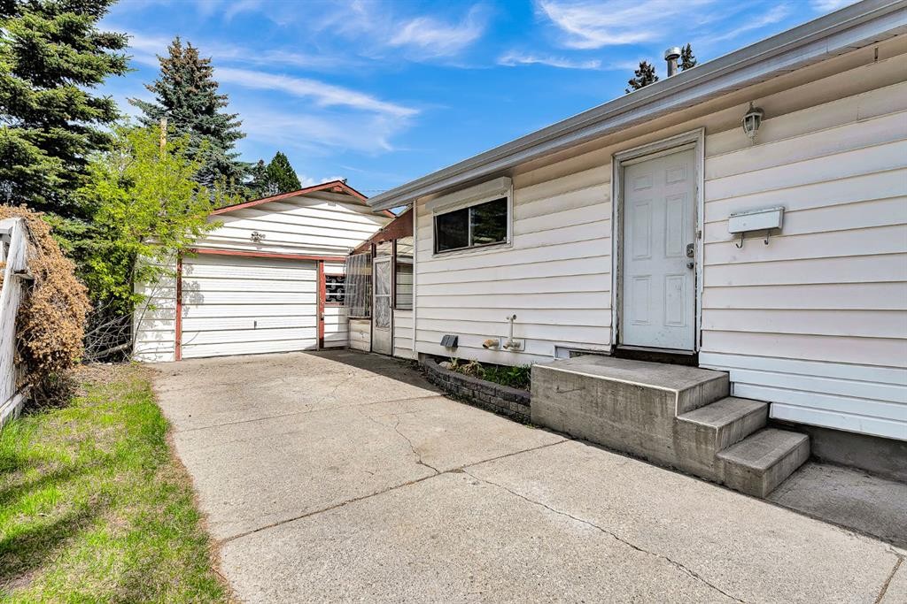 3156 Blakiston Drive Nw, Calgary, AB - Outdoor With Exterior