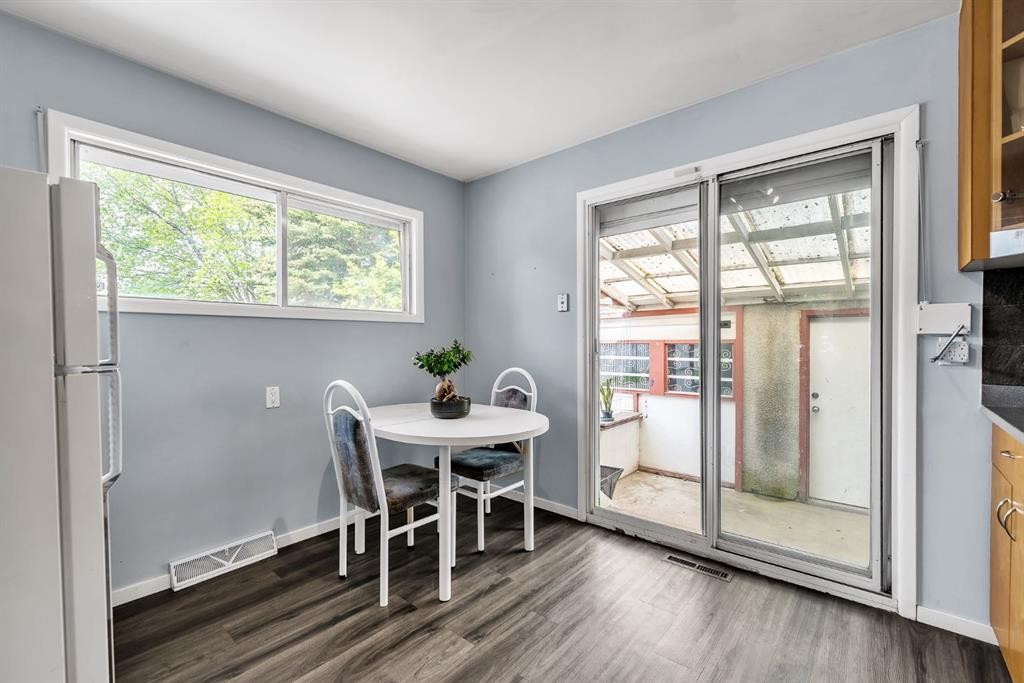 3156 Blakiston Drive Nw, Calgary, AB - Indoor Photo Showing Dining Room
