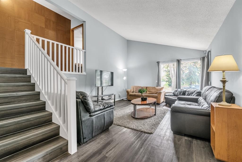 3156 Blakiston Drive Nw, Calgary, AB - Indoor Photo Showing Living Room