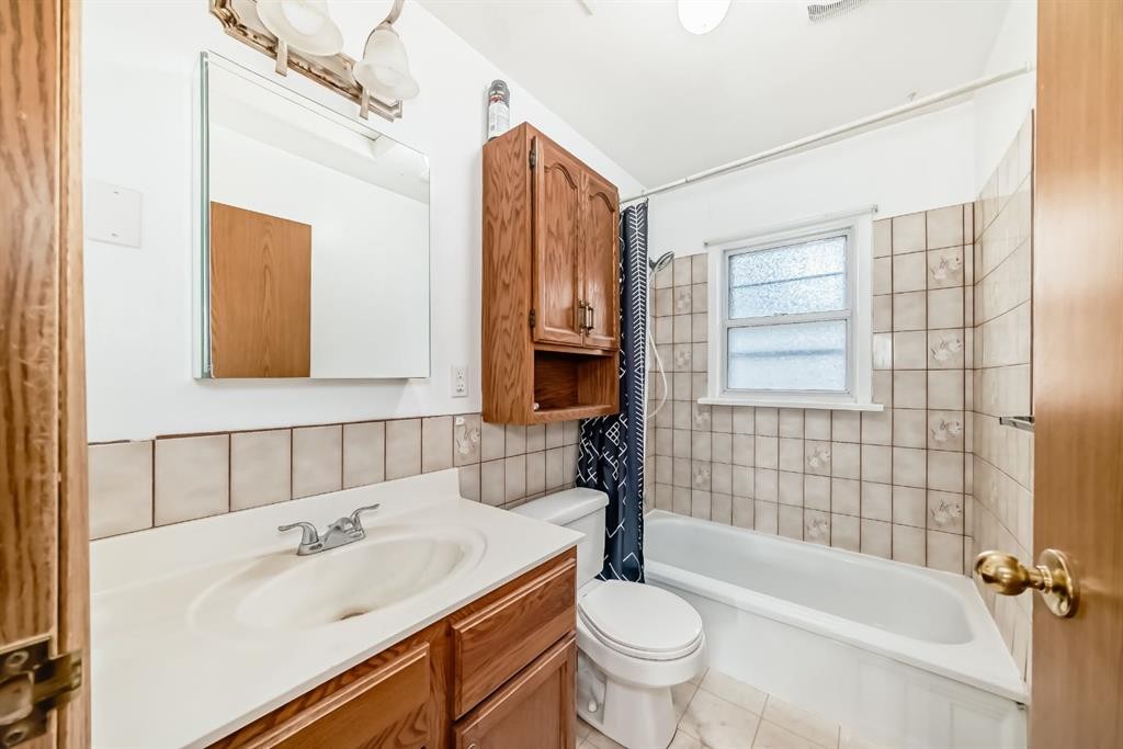 3919 Centre B Street Nw, Calgary, AB - Indoor Photo Showing Bathroom