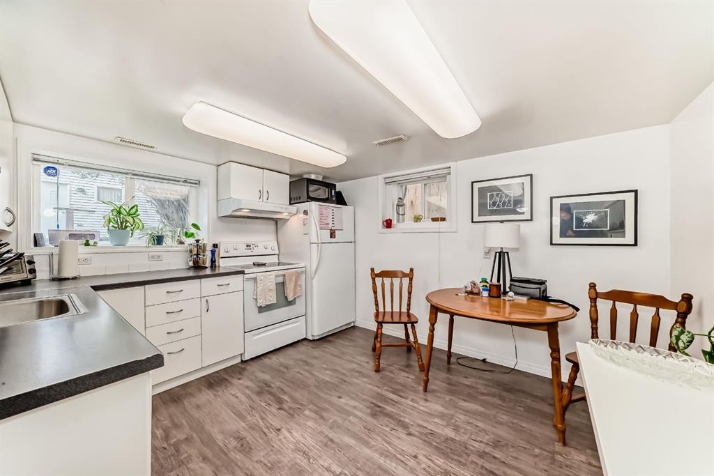 3919 Centre B Street Nw, Calgary, AB - Indoor Photo Showing Kitchen