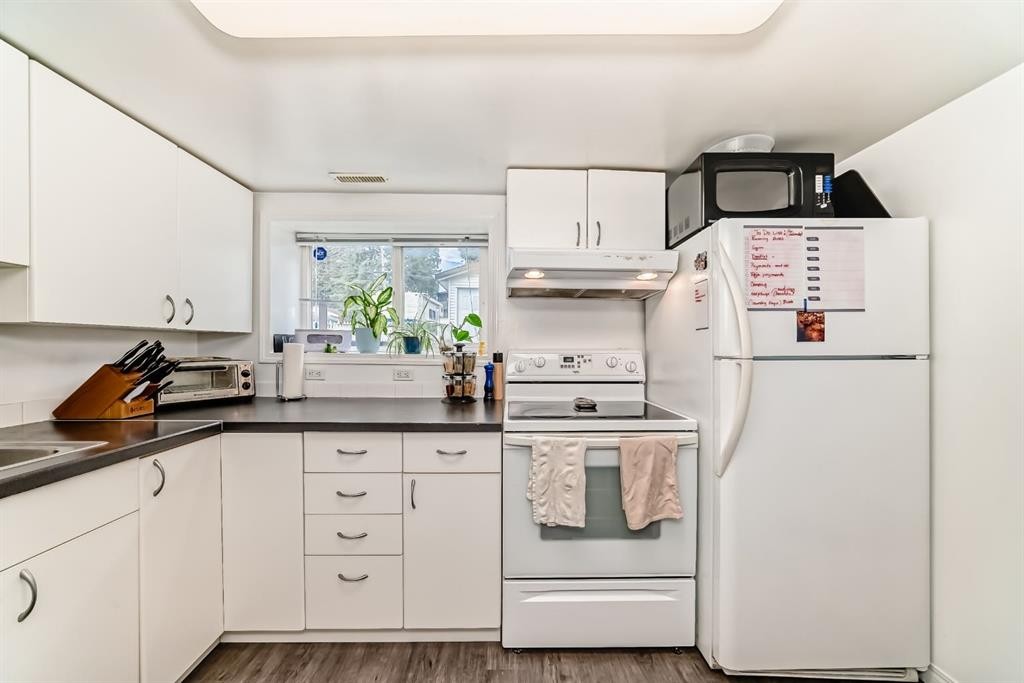 3919 Centre B Street Nw, Calgary, AB - Indoor Photo Showing Kitchen