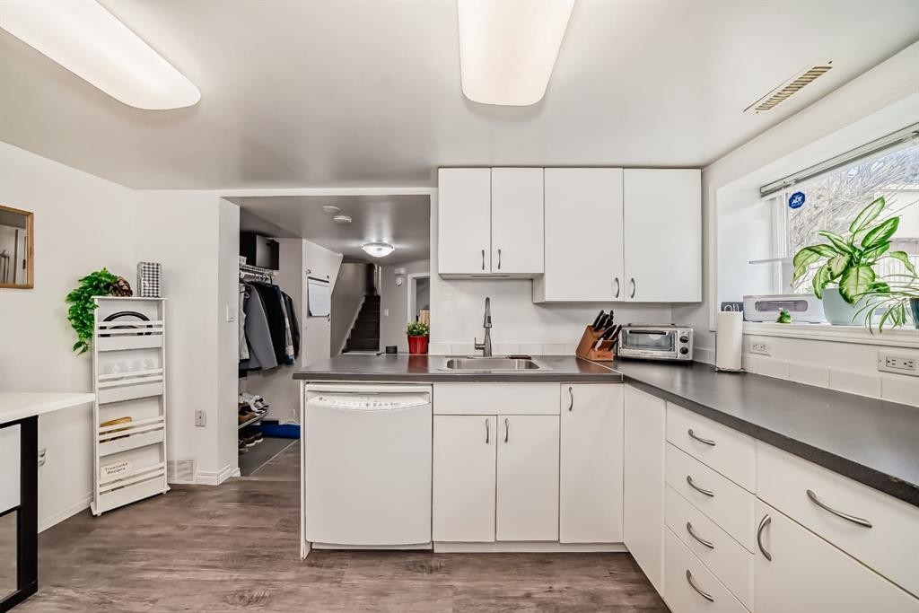 3919 Centre B Street Nw, Calgary, AB - Indoor Photo Showing Kitchen