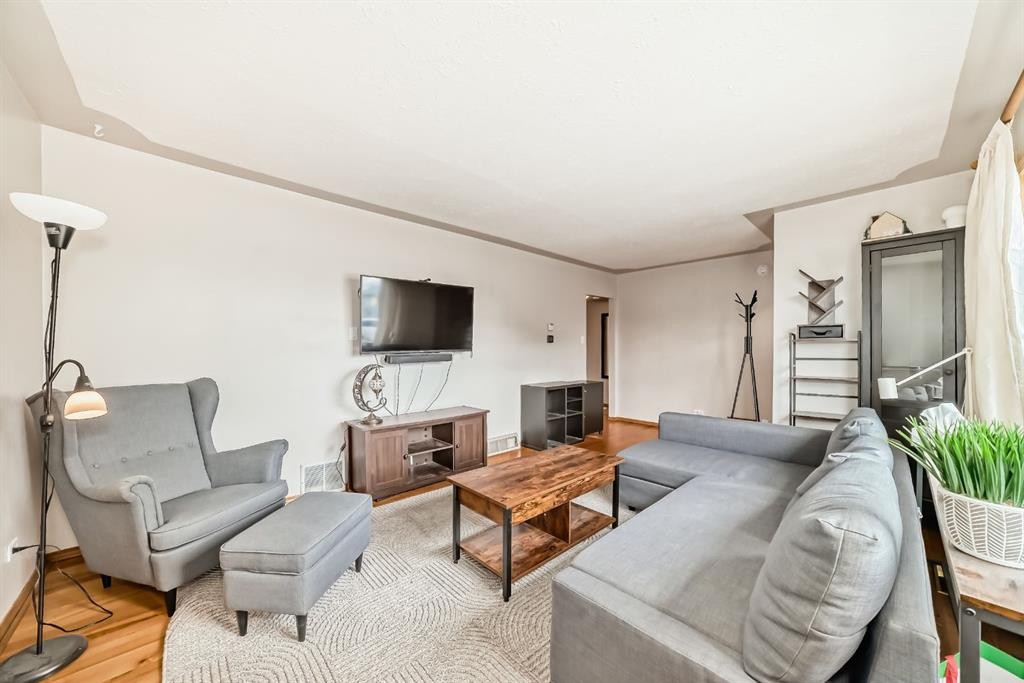 3919 Centre B Street Nw, Calgary, AB - Indoor Photo Showing Living Room