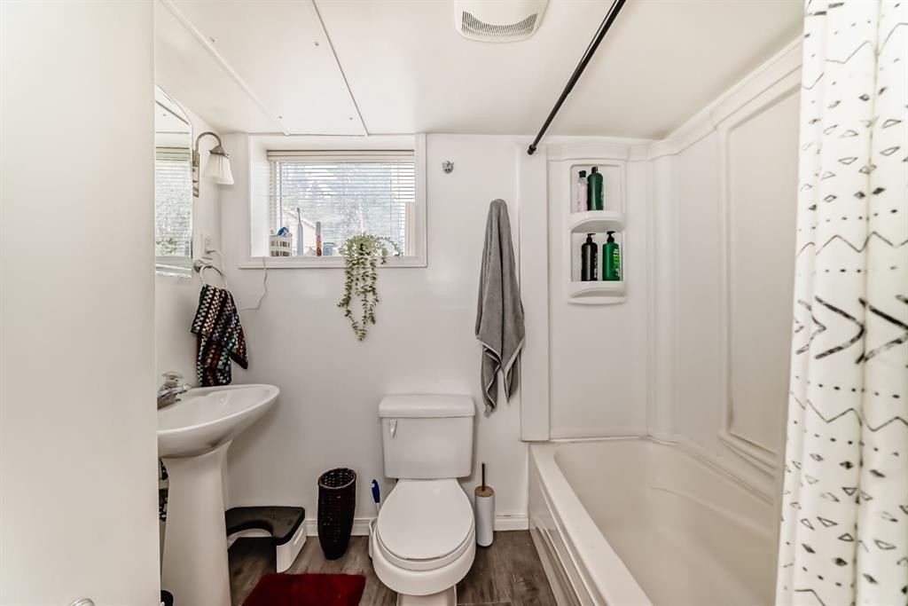 3919 Centre B Street Nw, Calgary, AB - Indoor Photo Showing Bathroom