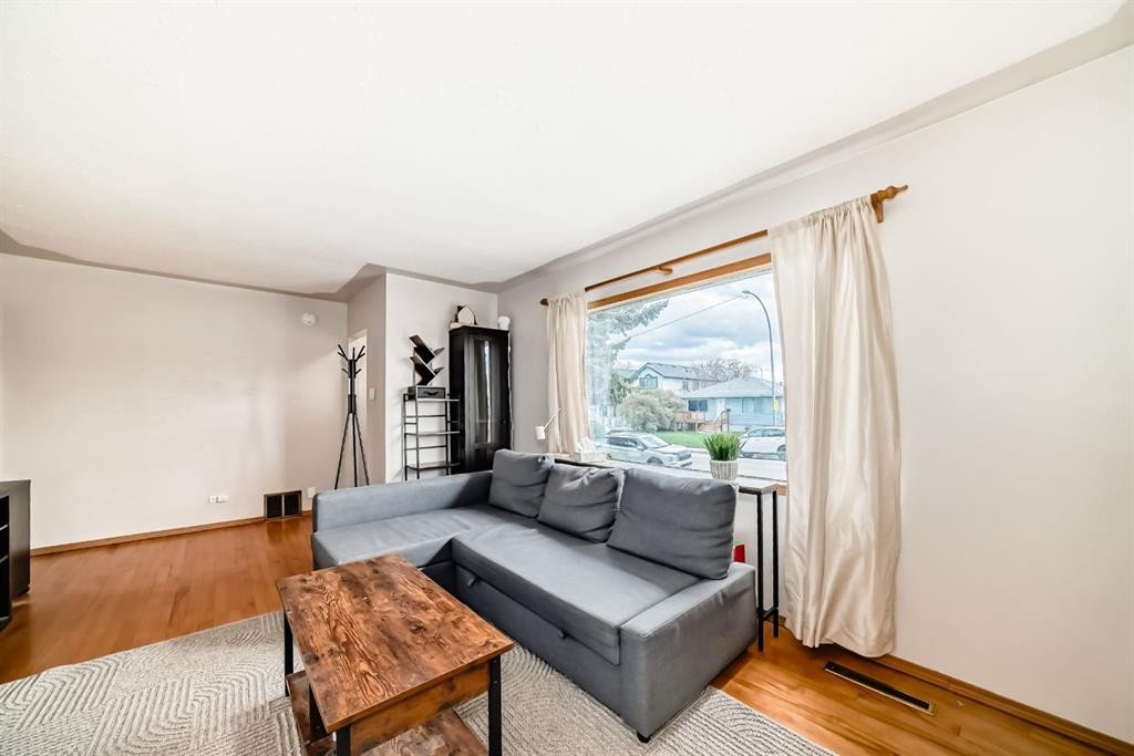 3919 Centre B Street Nw, Calgary, AB - Indoor Photo Showing Living Room
