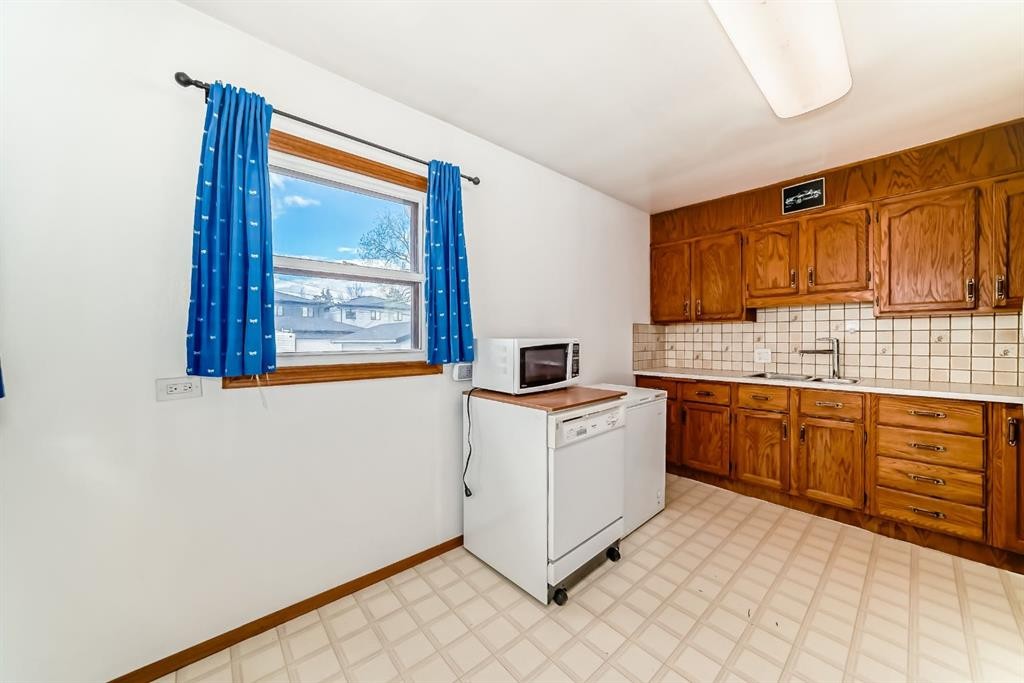 3919 Centre B Street Nw, Calgary, AB - Indoor Photo Showing Kitchen