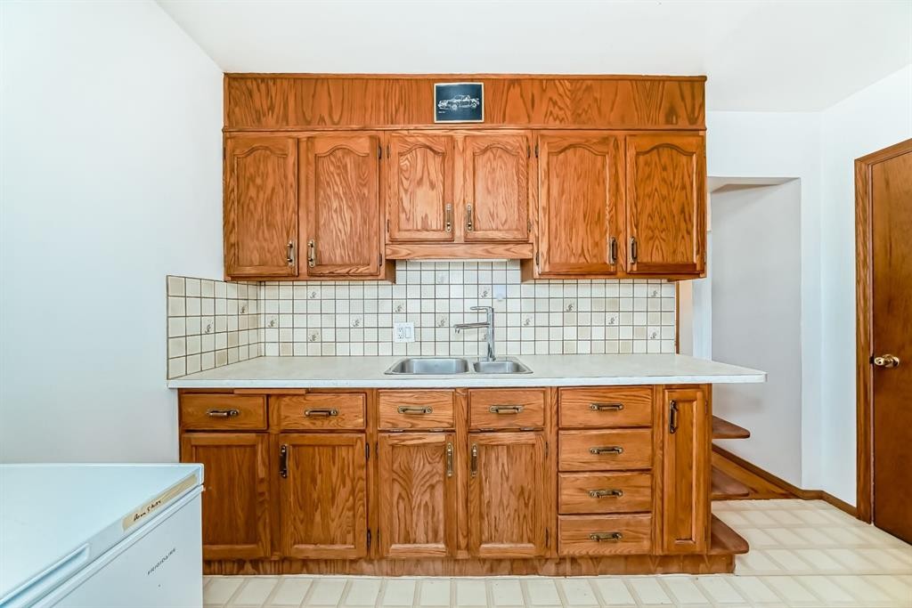 3919 Centre B Street Nw, Calgary, AB - Indoor Photo Showing Kitchen