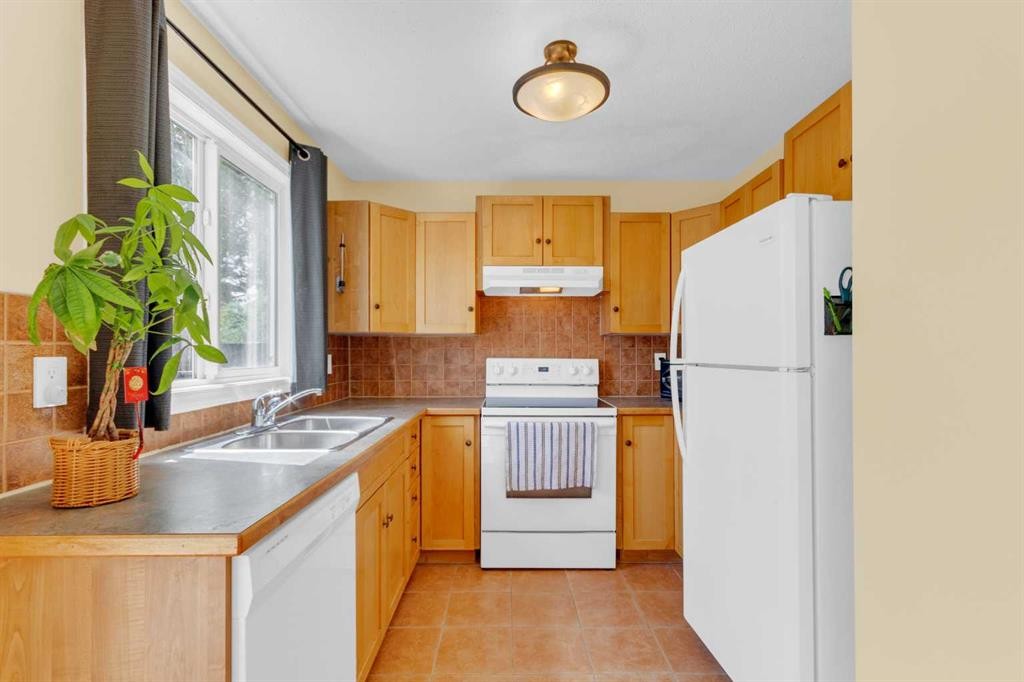 403 Cannington Close Sw, Calgary, AB - Indoor Photo Showing Kitchen With Double Sink