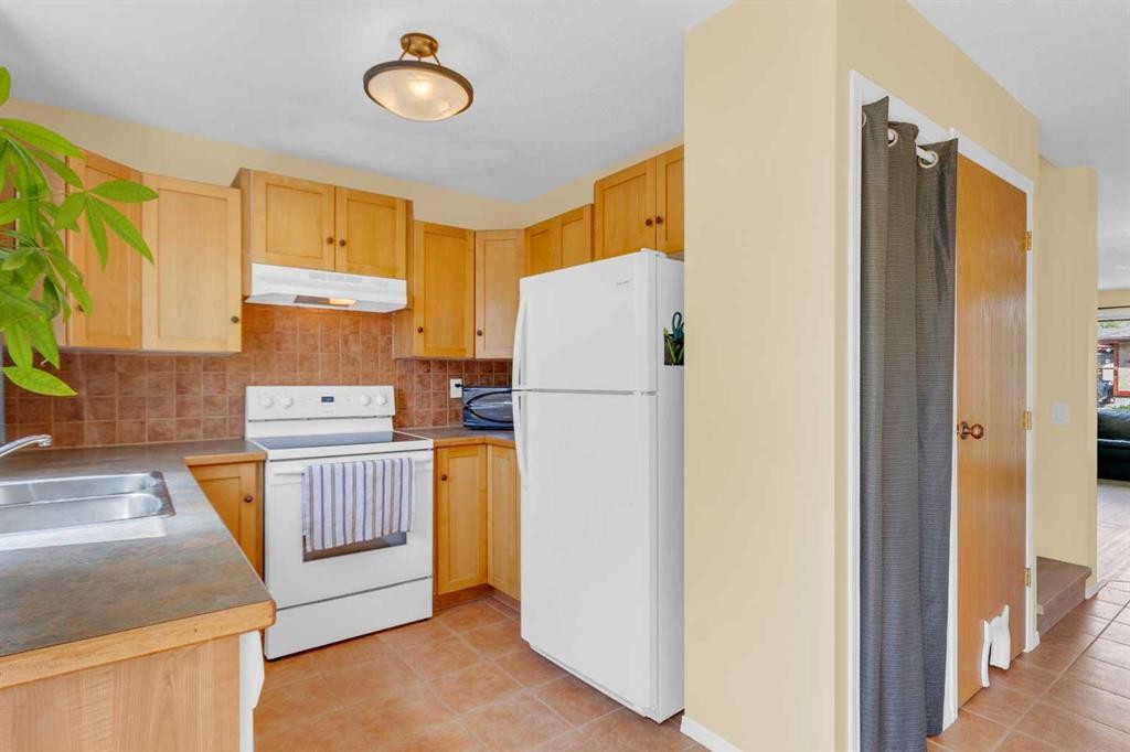 403 Cannington Close Sw, Calgary, AB - Indoor Photo Showing Kitchen With Double Sink