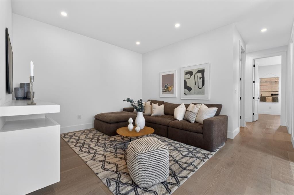 2506 20 Street Sw, Calgary, AB - Indoor Photo Showing Living Room